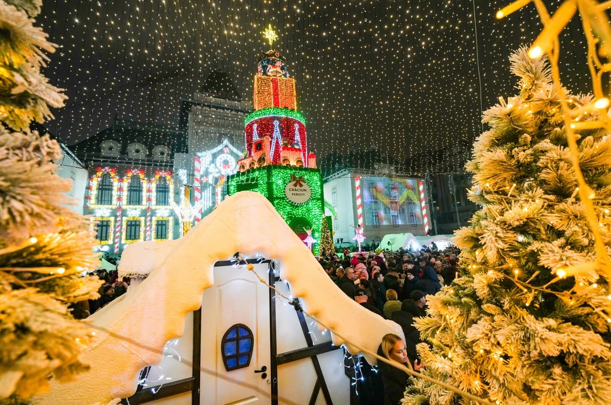 Vedere aeriană spectaculoasă cu mulțime imensă, patinoar și turn iluminat, ediția precedentă a Târgului de Crăciun Craiova