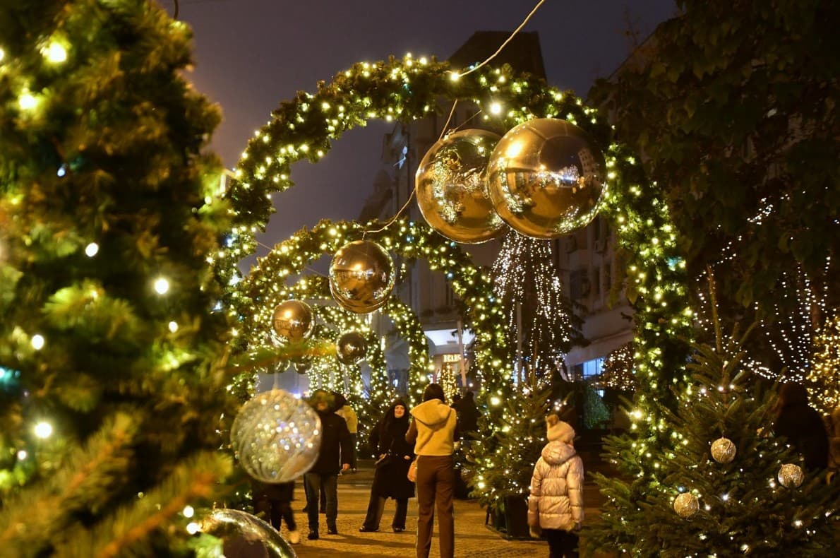Arc decorativ cu globuri aurii pe o stradă din centrul istoric al Craiovei, ediția precedentă