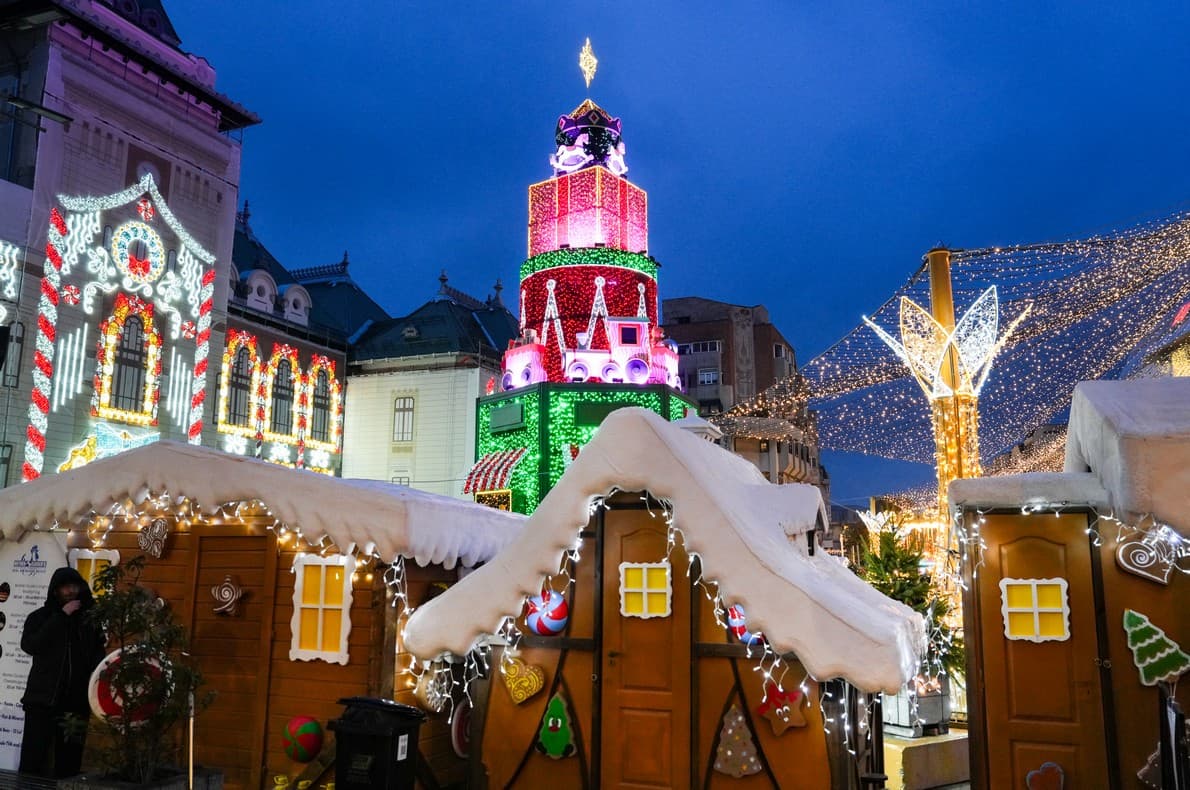 Căsuță de turtă dulce și turn luminat, seara, ediția precedentă a Târgului de Crăciun Craiova