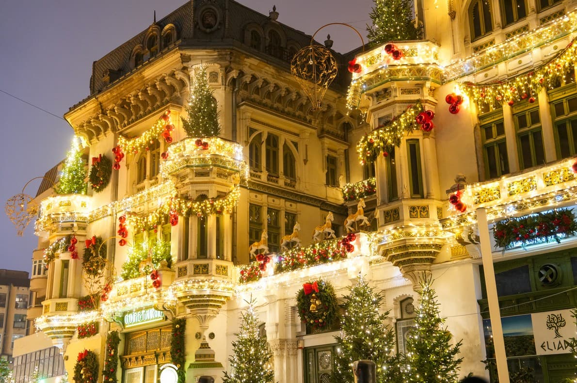 Fațada unei clădiri istorice din Craiova, decorată festiv de Crăciun, ediția precedentă