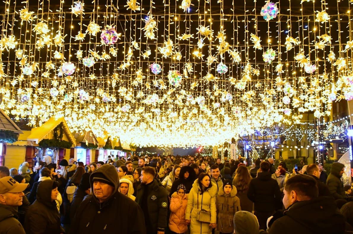 Mulțime de vizitatori sub instalația de luminițe a Târgului de Crăciun Craiova, ediția precedentă