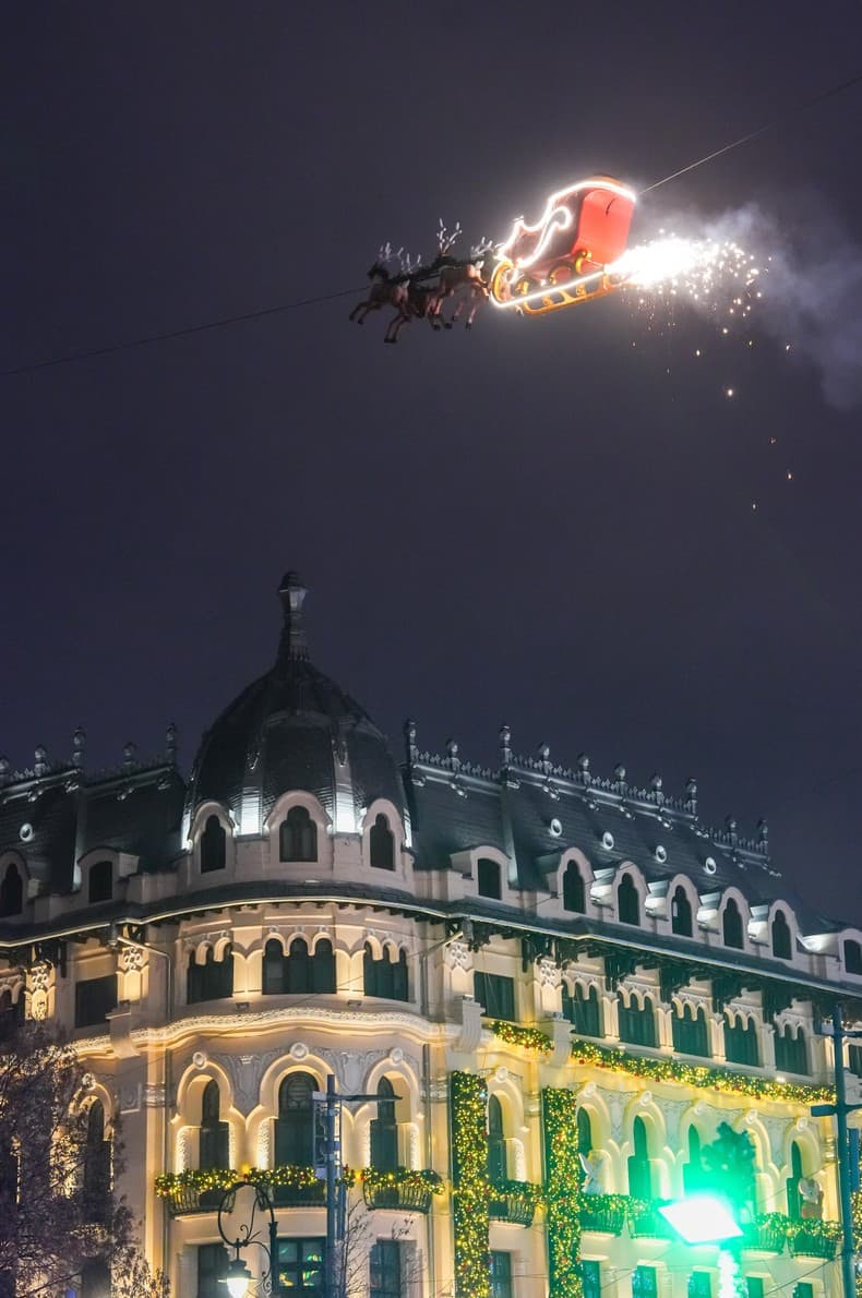 Sania zburătoare, instalație luminoasă cu artificii la Târgul de Crăciun Craiova, ediția precedentă