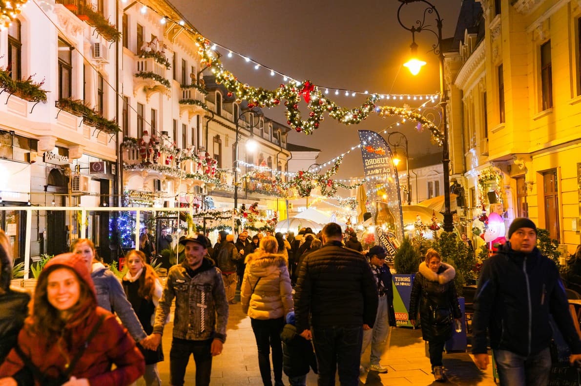 Stradă pietonală decorată festiv, plină de vizitatori, ediția precedentă a Târgului de Crăciun Craiova