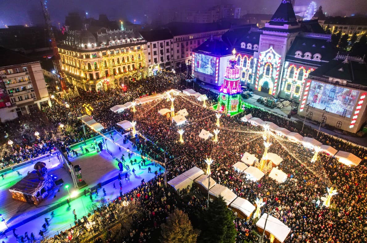 Turnul de cadouri iluminat, decorat cu balerine, sub un cer plin de lumini, ediția precedentă a Târgului de Crăciun Craiova