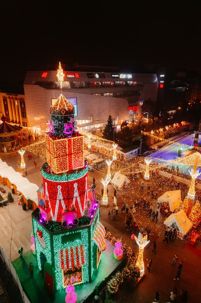 Vedere aeriană a turnului de cadouri, patinoarului și mall-ului Mercur, ediția precedentă a Târgului de Crăciun Craiova