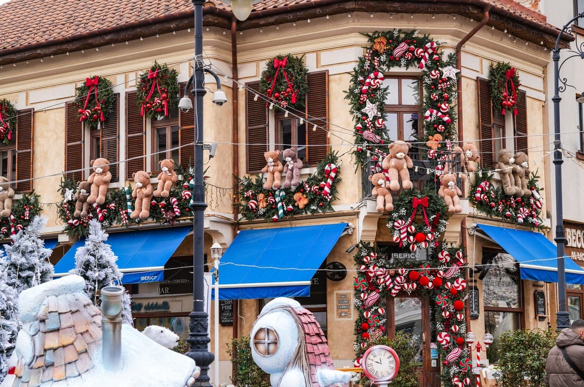 Balcon decorat cu ursuleți de pluș și decorațiuni dulci, ediția precedentă a Târgului de Crăciun Craiova